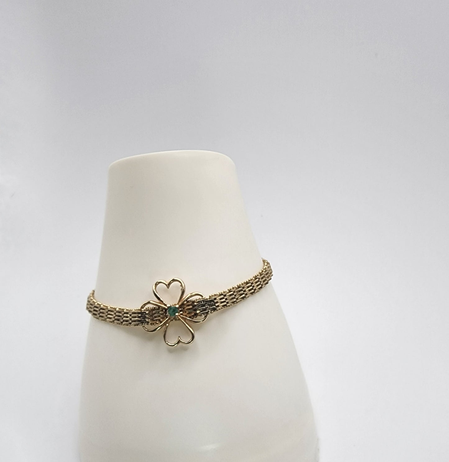 14K Yellow Gold Bracelet with A 4 Leaf Cover and Emerald OFAKC