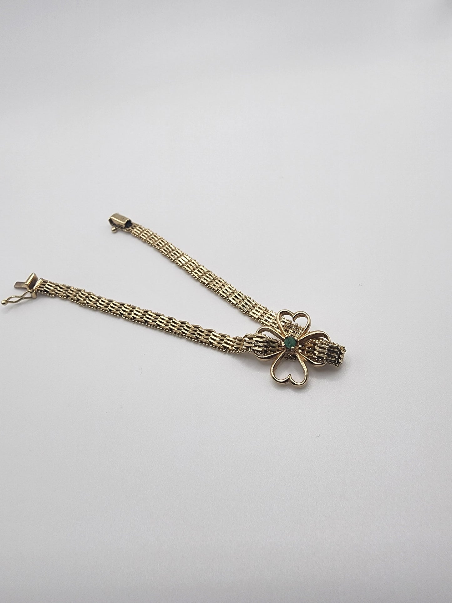 14K Yellow Gold Bracelet with A 4 Leaf Cover and Emerald OFAKC