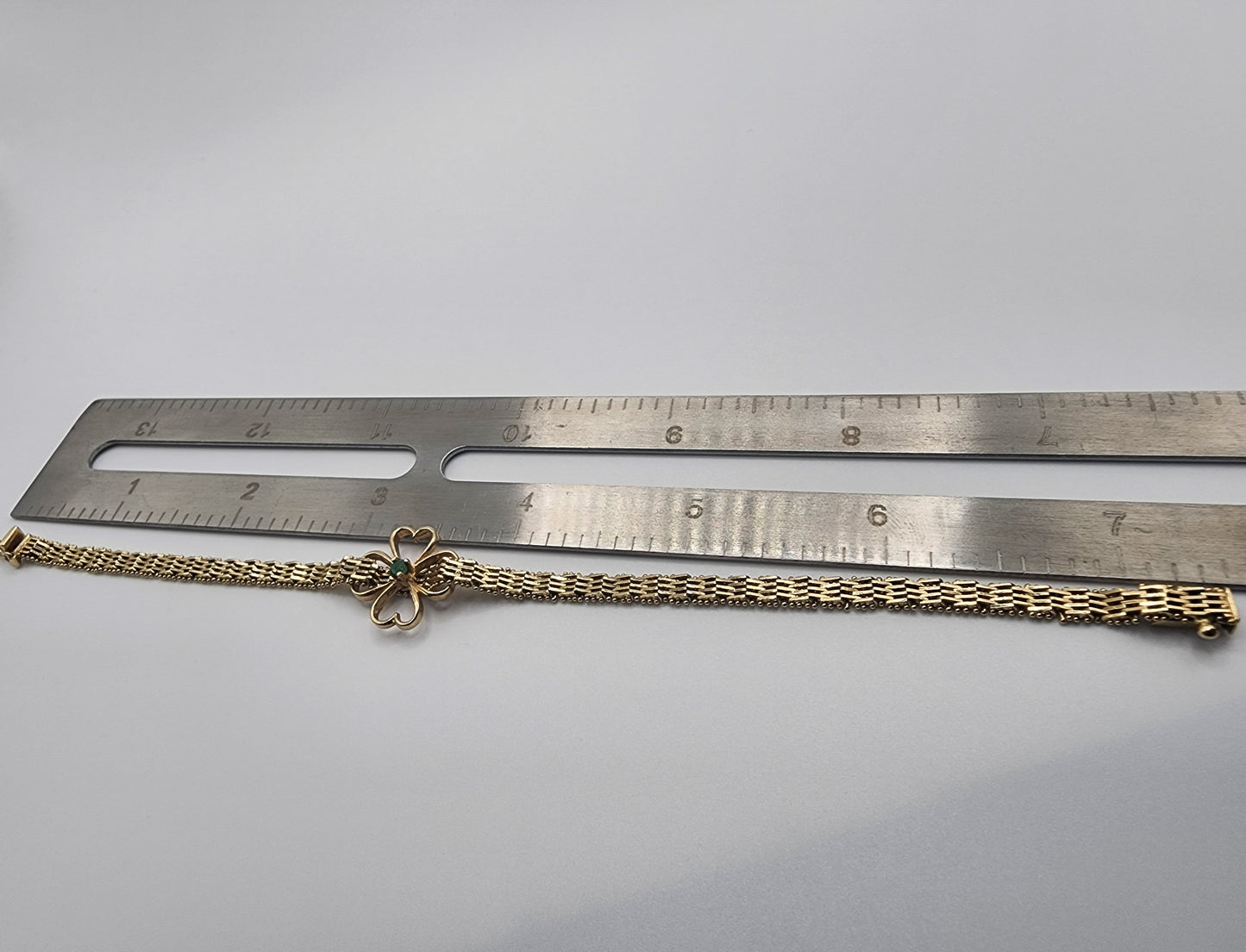 14K Yellow Gold Bracelet with A 4 Leaf Cover and Emerald OFAKC