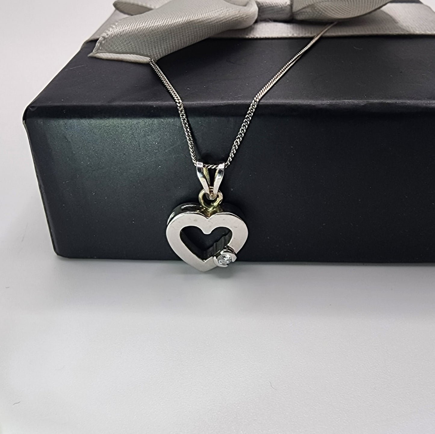 10k White Gold Diamond Heart Pendant Necklace