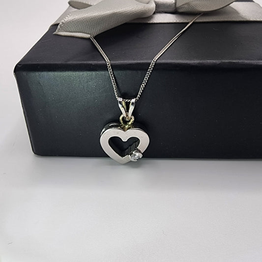10k White Gold Diamond Heart Pendant Necklace