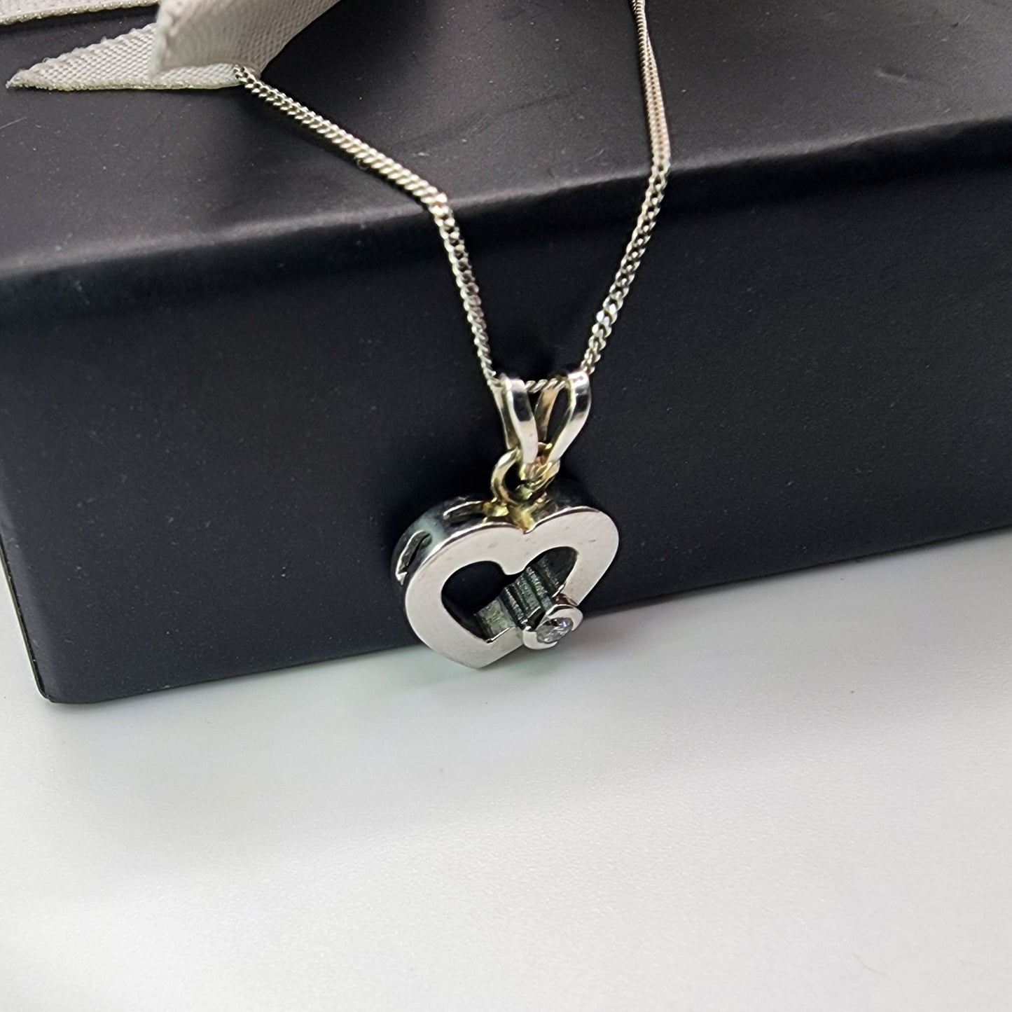 10k White Gold Diamond Heart Pendant Necklace