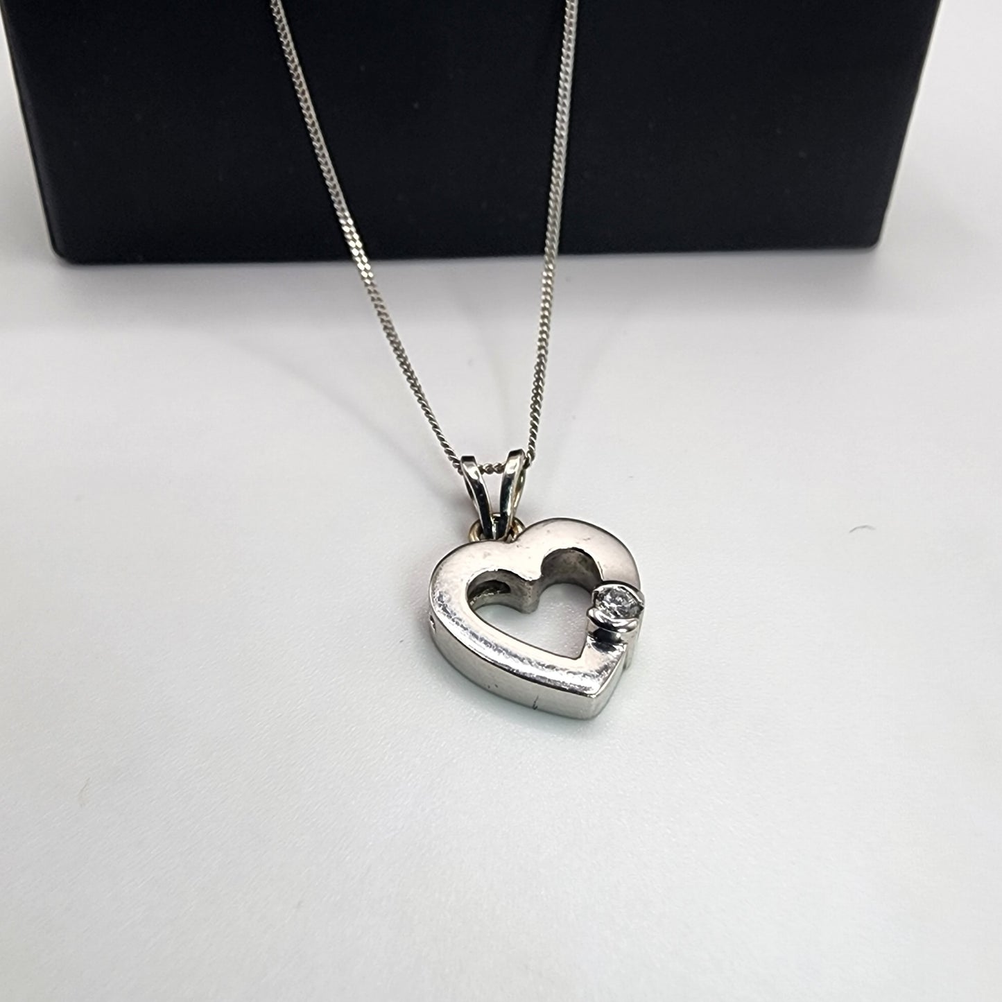10k White Gold Diamond Heart Pendant Necklace