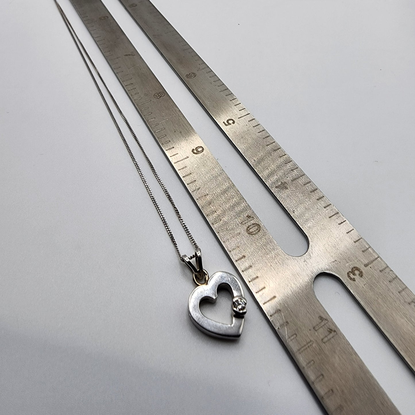 10k White Gold Diamond Heart Pendant Necklace