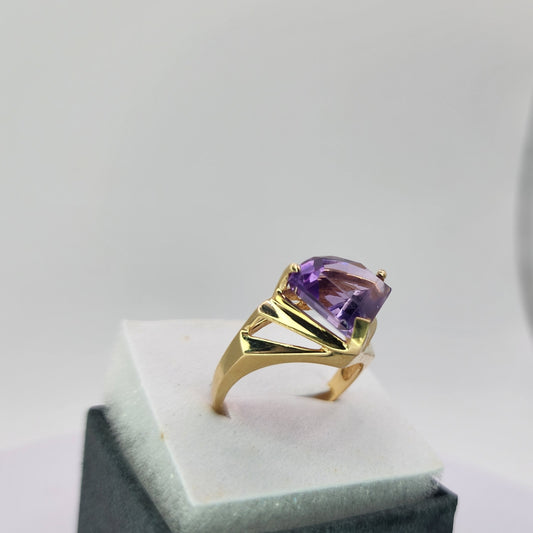 14k Yellow Gold Triangular Cut Amethyst Ring